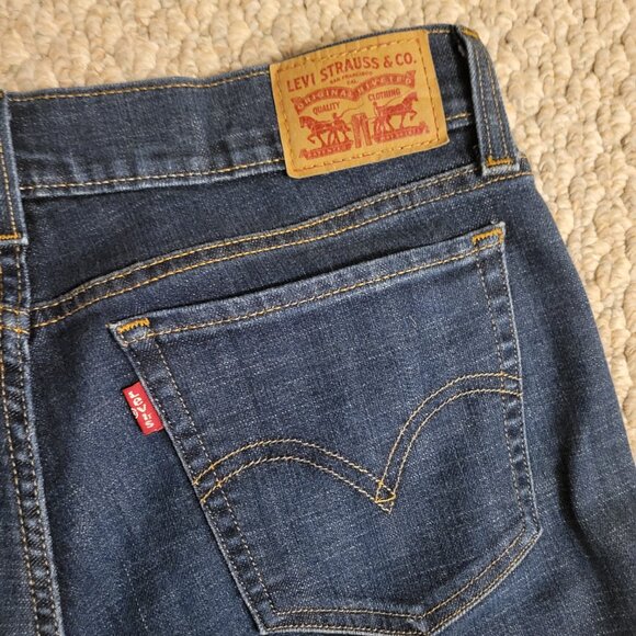 Women's Levi Capris - Picture 4 of 7